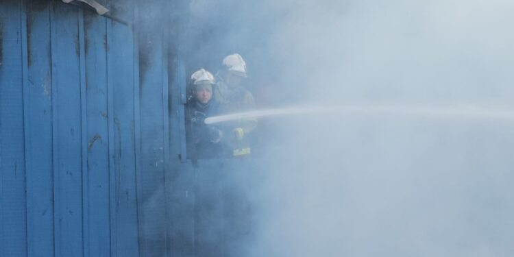 Homem é detido suspeito de ter ateado fogo na casa da companheira após briga, em Curitiba