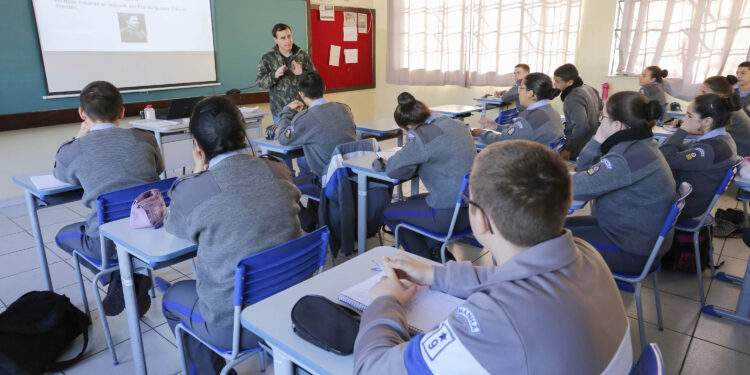 Paraná terá 312 escolas estaduais cívico-militares em 2024