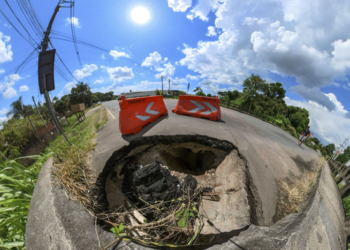 Obra para contenção de erosão em Curitiba bloqueia ponte na Estrada da Graciosa