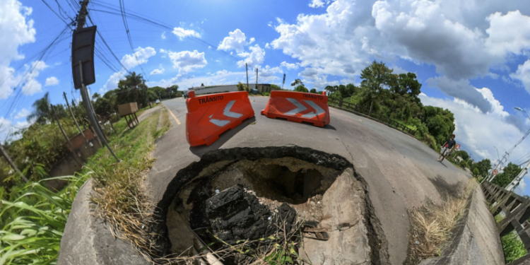 Obra para contenção de erosão em Curitiba bloqueia ponte na Estrada da Graciosa