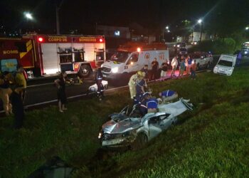 Motorista de carro fica gravemente ferido ao ser atingido por pneu na BR-277
