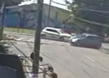 Carro tomba em acidente no Sítio Cercado, veja o vídeo