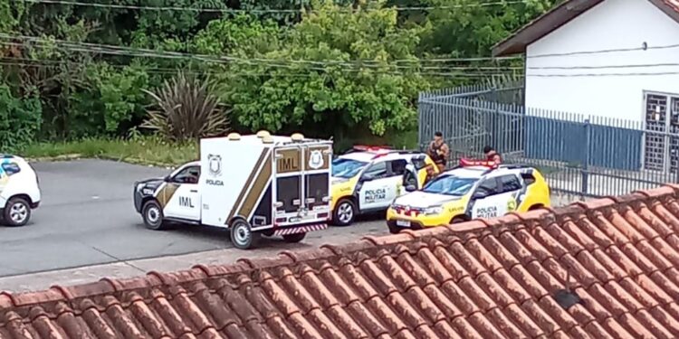 Rapaz com longa ficha criminal é assassinado a tiros próximo a salão de festas do Condomínio Serra do Mar