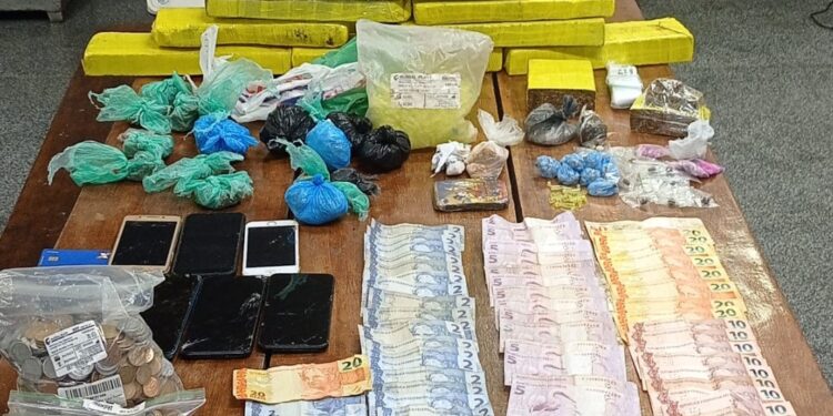 Polícia militar detém dupla e apreende drogas em Campo Largo