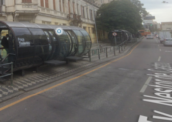 Estação-tubo é desativada por risco de desabamento de prédio, em Curitiba