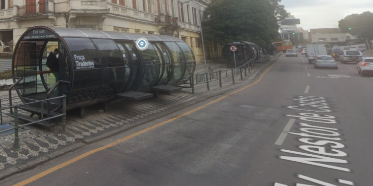 Estação-tubo é desativada por risco de desabamento de prédio, em Curitiba