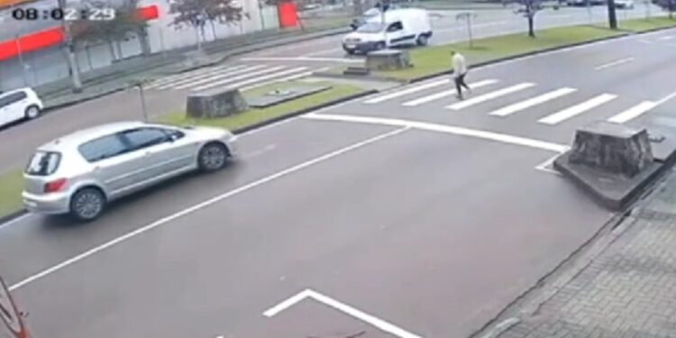 Idosa é atropelada na faixa de pedestres e motorista foge sem prestar socorro, veja o vídeo