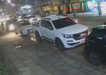 Táxi de São José dos Pinhais atropela cadeirante e vai embora, veja o vídeo