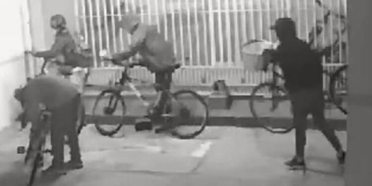 Quadrilha invade condomínio em Curitiba e furta quatro bicicletas, veja o vídeo