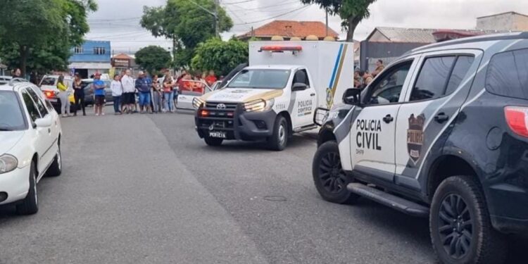 Criminosos emparelham ao lado de veículo e abrem fogo; homem morreu na hora
