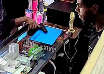 Polícia procura dupla que assaltou loja de celulares em Curitiba, veja o vídeo da ação