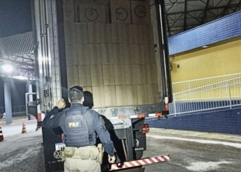 PRF apreende caminhão frigorífico lotado de cigarros em Guaíra