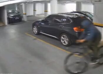 Quadrilha invade condomínio e leva mais quatro bicicletas, veja o vídeo
