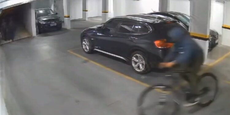 Quadrilha invade condomínio e leva mais quatro bicicletas, veja o vídeo