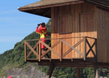 Guarda-vidas é atingido por raio dentro do posto à beira do mar durante tempestade em Guaratuba