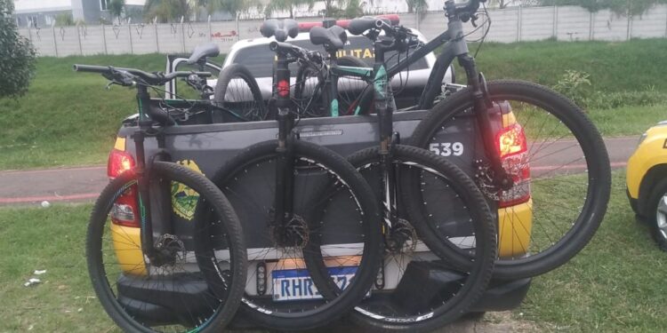 Dupla é presa e Polícia Militar recupera bicicletas e inúmeros produtos furtados na RMC
