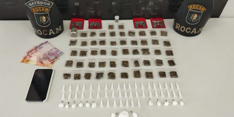 Criminosa de 22 anos que já tem passagem por roubo e tráfico é presa pela ROCAM traficando drogas no Parolin