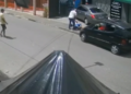 Motorista não puxa freio de mão de carro, duas pessoas são atingidas pelo veículo e condutor foge sem prestar socorro