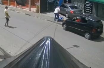 Motorista não puxa freio de mão de carro, duas pessoas são atingidas pelo veículo e condutor foge sem prestar socorro