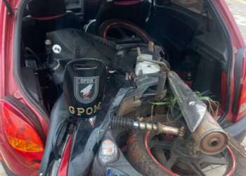 Indivíduos são detidos após serem flagrados com moto furtada dentro de carro