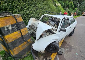 Colisão contra bloco de concreto deixa dois feridos em Curitiba, veja o vídeo