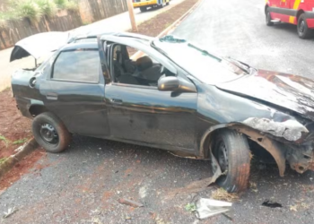 Motorista bêbado colide carro em mureta, veículo capota e cai em frente a Batalhão da PM, no Paraná