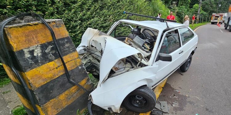 Colisão contra bloco de concreto deixa dois feridos em Curitiba, veja o vídeo