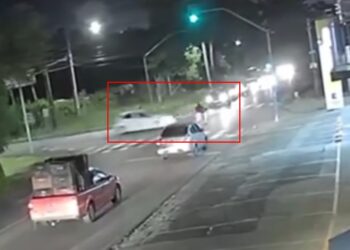 Motorista de carro fura sinal vermelho, deixa motociclista gravemente ferido e foge, veja o vídeo