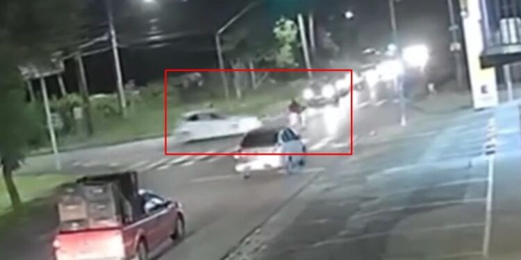 Motorista de carro fura sinal vermelho, deixa motociclista gravemente ferido e foge, veja o vídeo