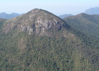 No Morro do Anhangava, socorristas do Samu ficam por quase 1 hora realizando manobras de reanimação, mas homem não resiste