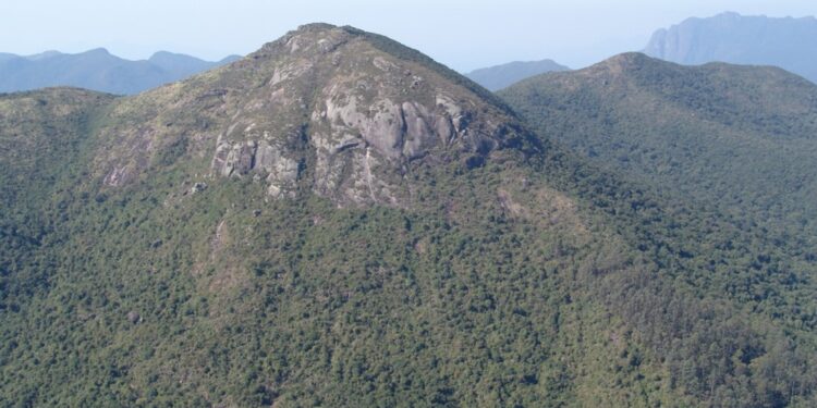No Morro do Anhangava, socorristas do Samu ficam por quase 1 hora realizando manobras de reanimação, mas homem não resiste