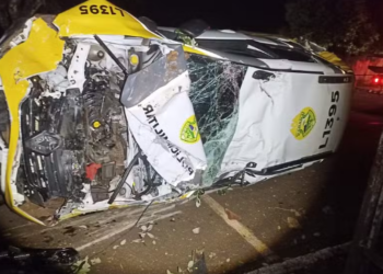 Policiais ficam feridos após viatura capotar durante perseguição