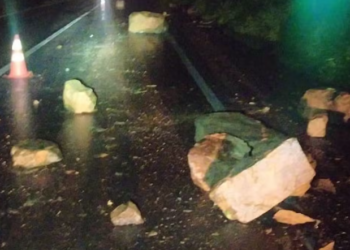 BR-277 é interditada após deslizamento de pedras no litoral paranaense
