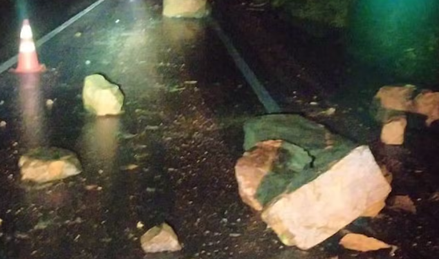 BR-277 é interditada após deslizamento de pedras no litoral paranaense