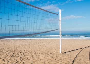 Briga por quadra pública de areia acaba com homem espancado