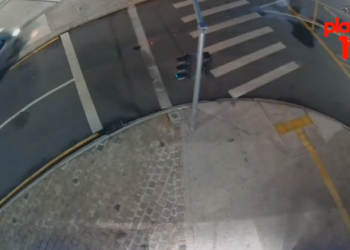 Motorista de carro invade a canaleta, atropela ciclista que fica gravemente ferido e foge, veja o vídeo