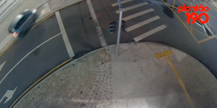 Motorista de carro invade a canaleta, atropela ciclista que fica gravemente ferido e foge, veja o vídeo