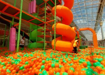 Parque com mais de 500 mil bolinhas é novidade no Shopping Estação