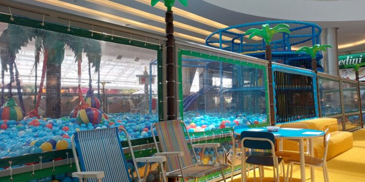 Deu Praia no Shopping Estação: Novo parque infantil é inspirado na praia e conta com um mar de bolinhas