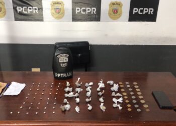 Indivíduo tenta despistar policiais jogando droga longe, mas acaba preso, na RMC