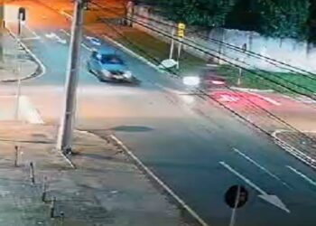Moto avança preferencial e provoca grave acidente em Curitiba, veja o vídeo