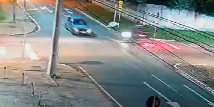 Moto avança preferencial e provoca grave acidente em Curitiba, veja o vídeo