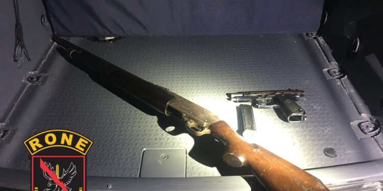 RONE detém trio e apreende calibre 12 e pistola no litoral do Paraná