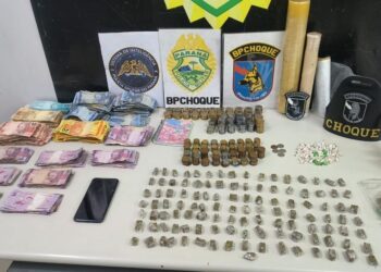 Operação no Parolin resulta em apreensão de drogas, dinheiro e mulher presa
