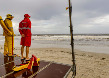 Com temporais, Corpo de Bombeiros do Paraná alerta para riscos de banho de mar