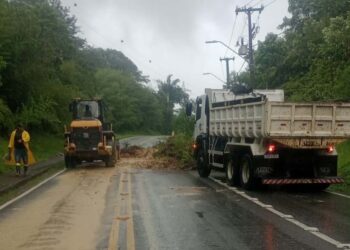 Após queda de barreira, PR-412 em Guaratuba está bloqueada; ferry boat segue operando