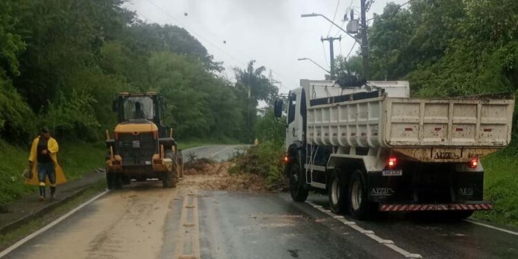 Após queda de barreira, PR-412 em Guaratuba está bloqueada; ferry boat segue operando