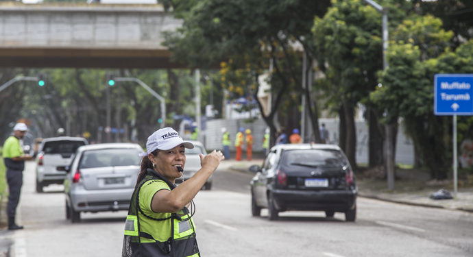 Trânsito na Victor Ferreira do Amaral é liberado antes do previsto; ônibus voltam ao itinerário normal