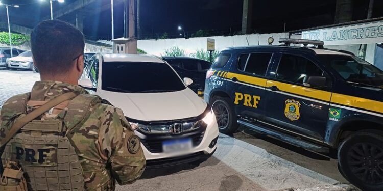 Homem é flagrado com carro roubado, foge e deixa a família para trás