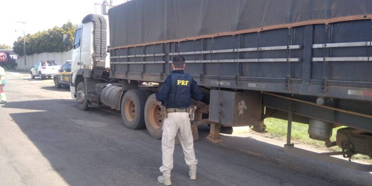 Caminhoneiro é preso no Paraná por dirigir com índice de álcool 5 vezes maior do que o considerado crime